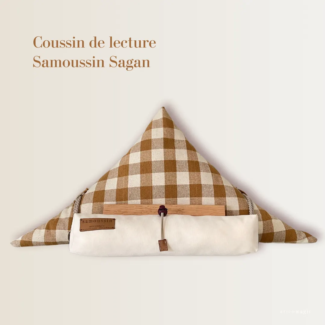 Coussin de lecture samoussin Sagan porte-livre Vichy pour l'été - Aricomagic