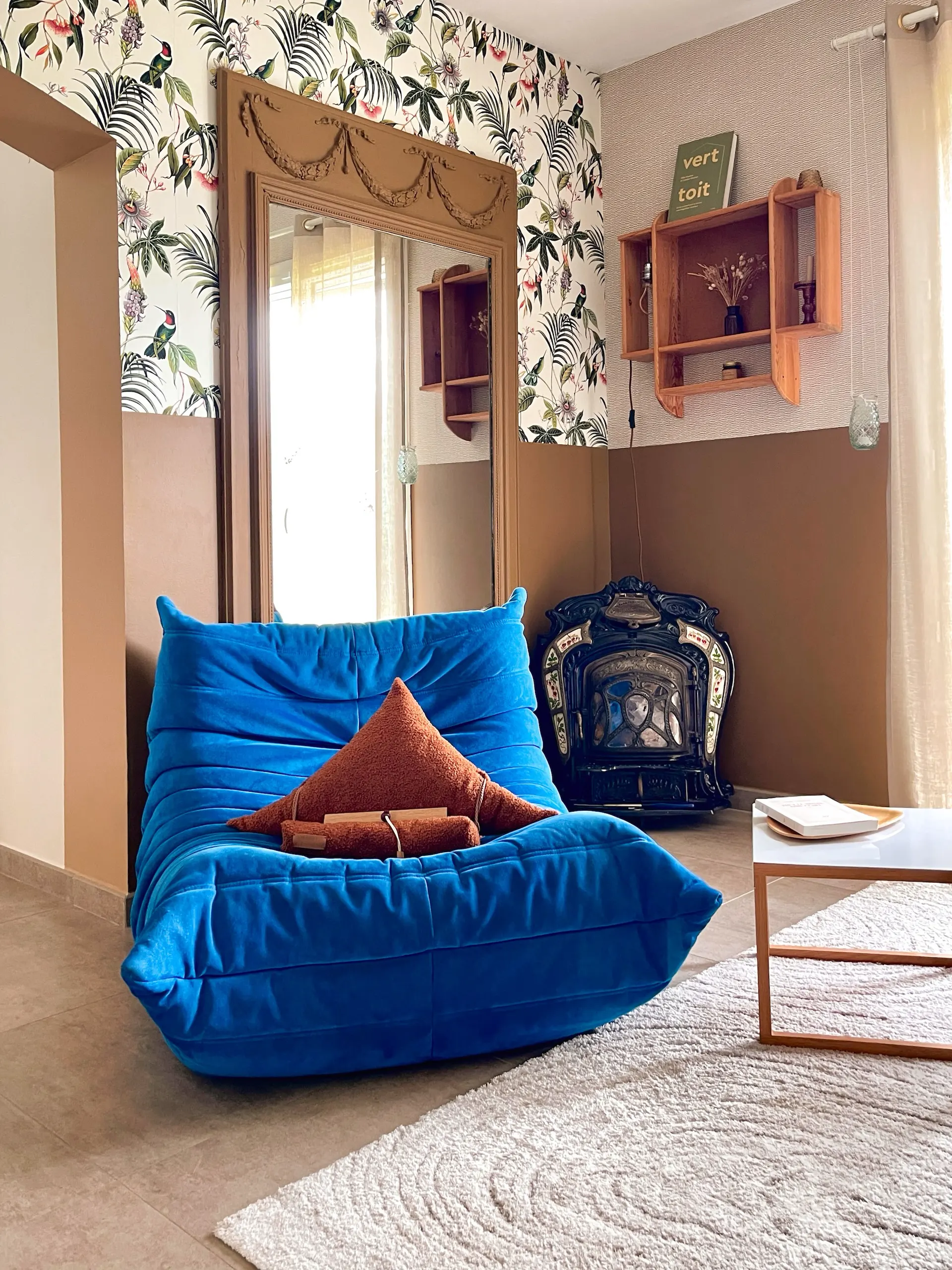 Porte livre samoussin Colette sur fauteuil Togo