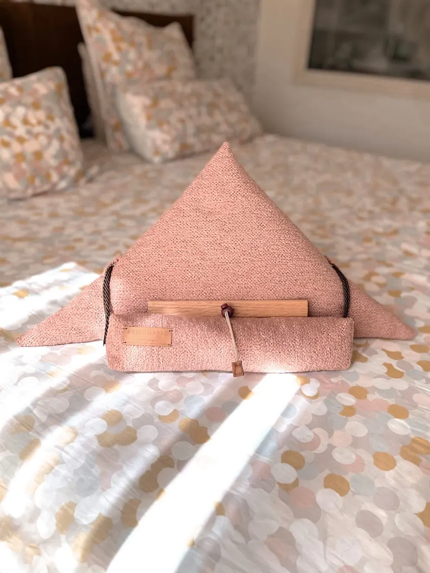 Samoussin Nin porte-livre bouclé blush Aricomagic esprit seventies cordelières marron foncé - décoration Fertile Made in France
