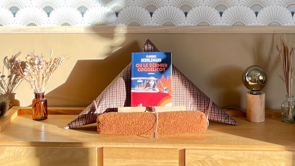 Coup de coeur littéraire aricomagic : Ou le dernier Coquelicot de Florence HERRLEMANN présenté sur le coussin porte livre samoussin Hugo