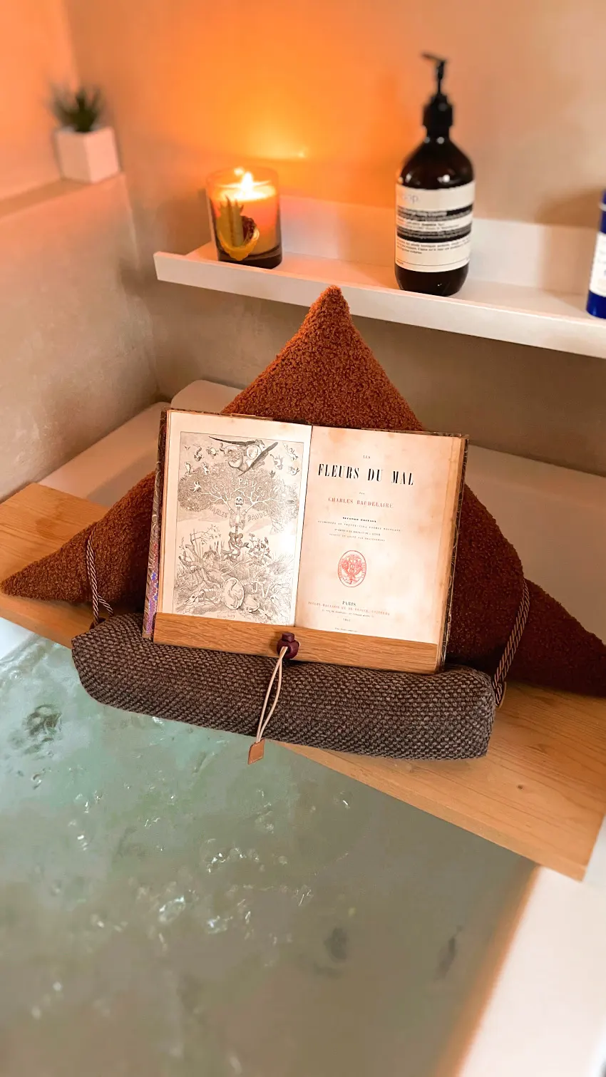 Lire au bain avec le coussin de lecture porte samoussin par la marque Aricomagic Décoration Fertile Made in France