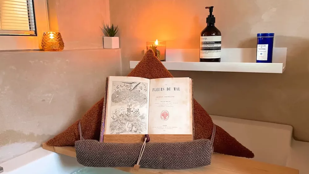 lecture au bain et détente poésie bain, porte livre samoussin confort lecture, moment lecture - aricomagic décoration fertile - reading in bath