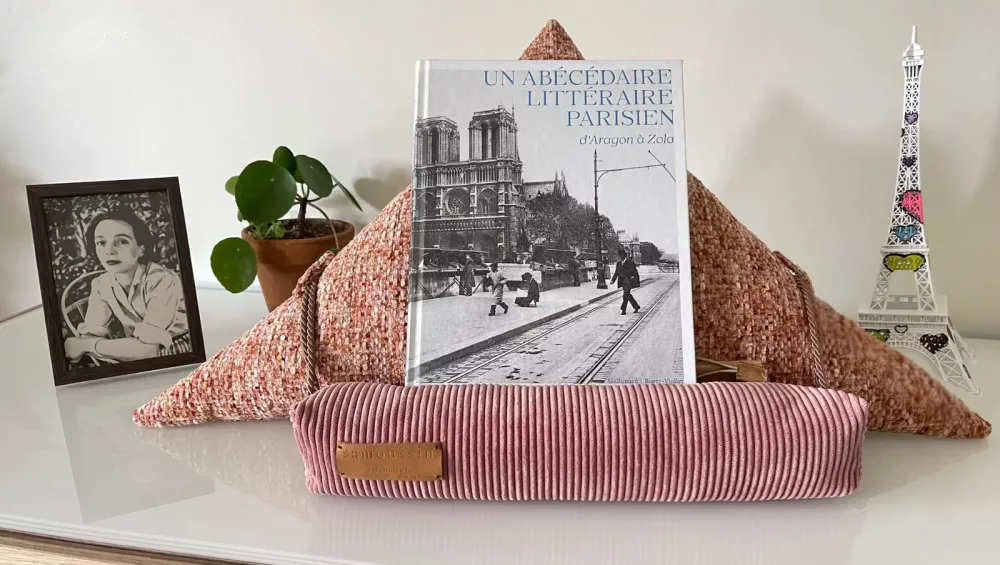 Coup de coeur littéraire : Un abécédaire littéraire parisien d'Aragon à Zola" (Gallimard/Roger-Violet) avec le samoussin Duras coussin de lecture aricomagic
