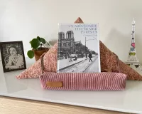 Coup de coeur littéraire : Un abécédaire littéraire parisien d'Aragon à Zola" (Gallimard/Roger-Violet) avec le samoussin Duras coussin de lecture aricomagic