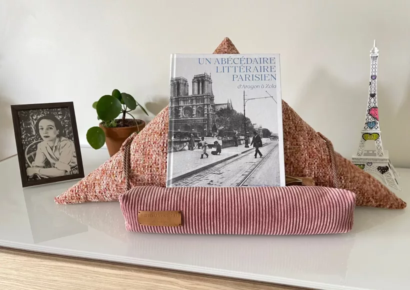 Coup de coeur littéraire : Un abécédaire littéraire parisien d'Aragon à Zola" (Gallimard/Roger-Violet) avec le samoussin Duras coussin de lecture aricomagic