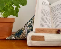 Nouvelles bretelles samoussin ajout de passants pour améliorer le confort de lecture des portes-livres aricomagic