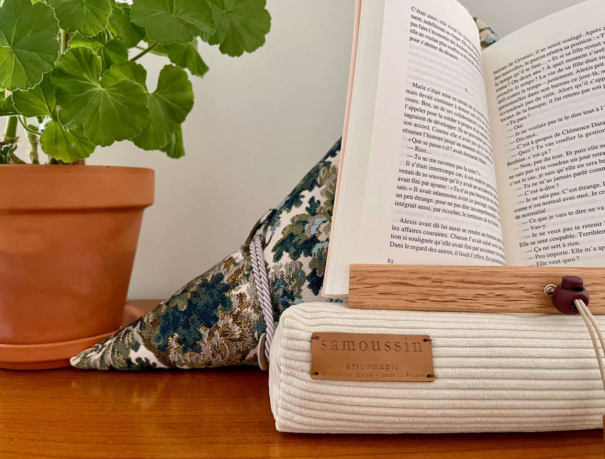 Nouvelles bretelles samoussin ajout de passants pour améliorer le confort de lecture des portes-livres aricomagic