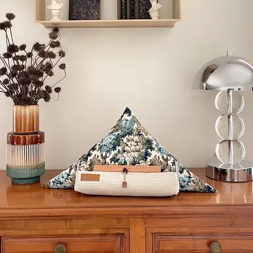 Coussin porte-livre samoussin aricomagic support de livre et tablette design ergonomique aricomagic décoration fertile made in France