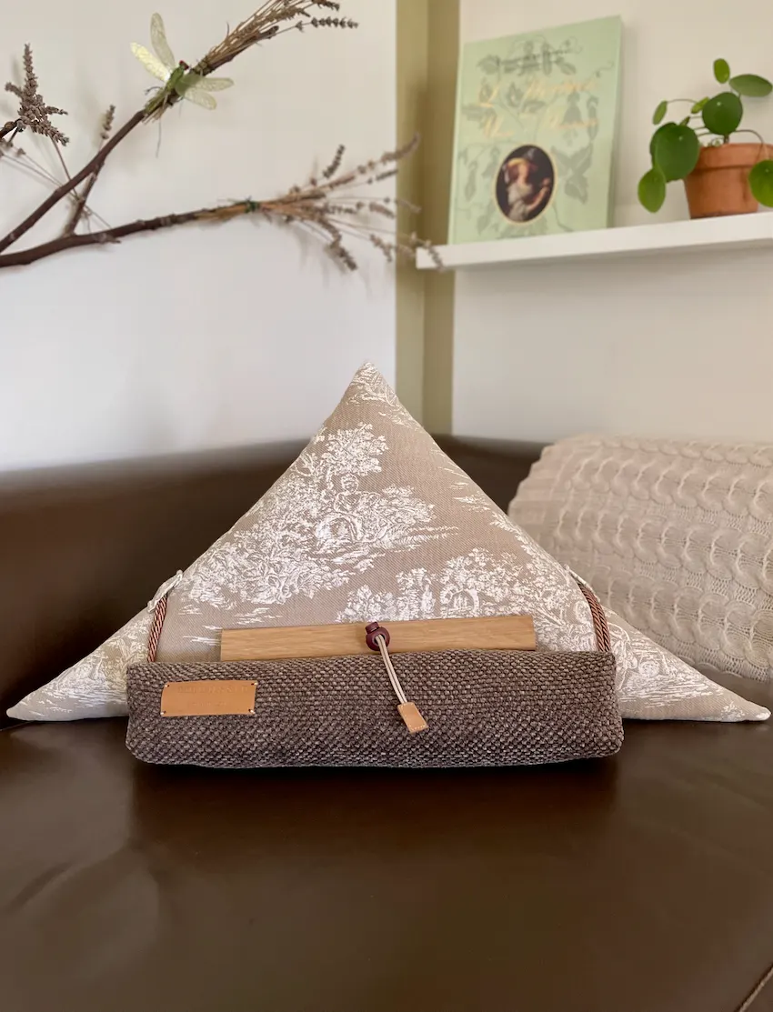 Samoussin de La Fayette porte livre et tablette design ergonomique aricomagic - motif toile de Jouy