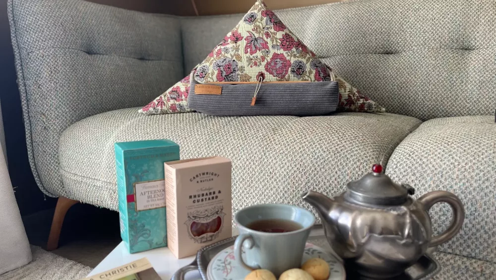 Sur les traces d’Agatha Christie à Greenway House avec le porte-livre Samoussin Christie Aricomagic