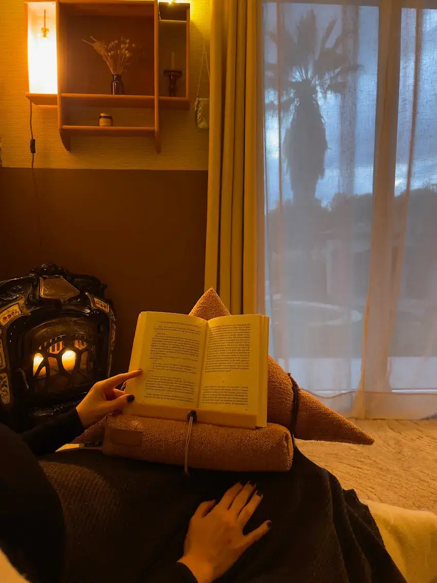 Coussin de lecture fabriqué en France Samoussin Aricomagic support de livre pour lire au lit - Book Holder reading cushion