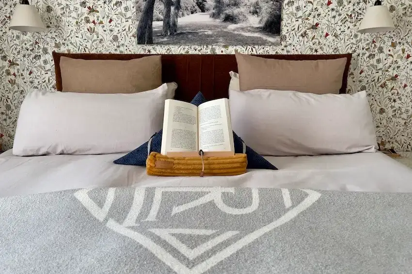 Offrir un support de livre à Noël - découvrez le samoussin Wilde