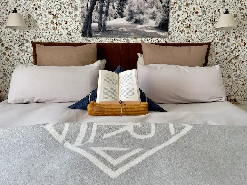 Offrir un support de livre à Noël - découvrez le samoussin Wilde