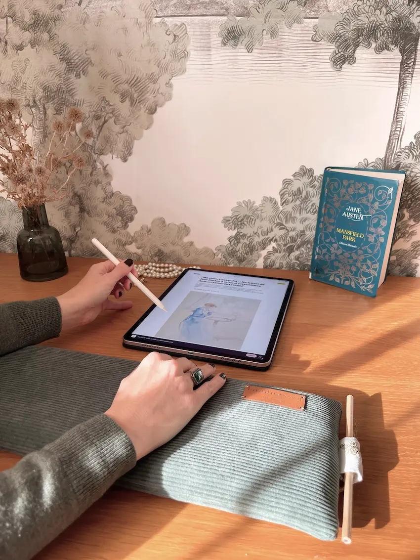 Coudoussin Austen coussin écriture confortable repose coude design déco velours côtelé vert d'eau fabriqué en France