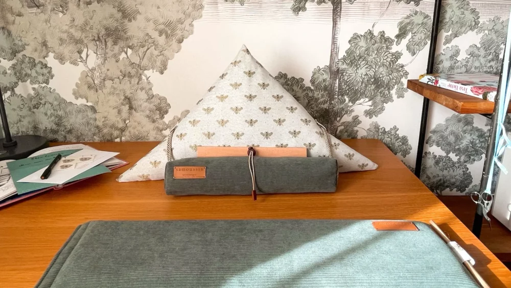 Découvrez le Samoussin Austen, coussin de lecture ergonomique pour lire au lit. Made in France, cadeau fan Bridgerton - Jane Austen