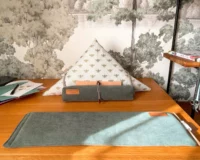 Découvrez le Samoussin Austen, coussin de lecture ergonomique pour lire au lit. Made in France, cadeau fan Bridgerton - Jane Austen