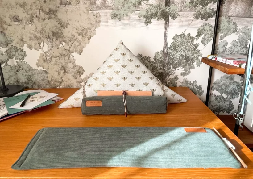 Découvrez le Samoussin Austen, coussin de lecture ergonomique pour lire au lit. Made in France, cadeau fan Bridgerton - Jane Austen