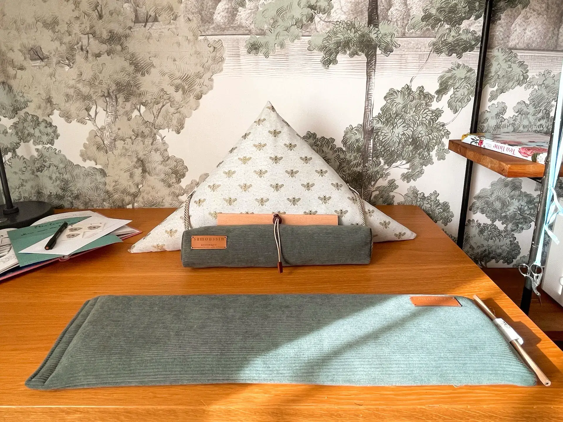 Découvrez le Samoussin Austen, coussin de lecture ergonomique pour lire au lit. Made in France, cadeau fan Bridgerton - Jane Austen