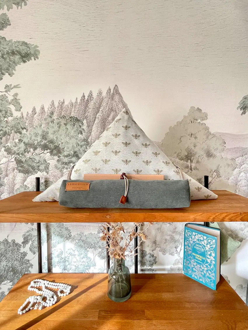 Samoussin Austen coussin support de livre design, déco Triangle jacquard abeilles or base velours côtelé vert d'eau - fabriqué en France