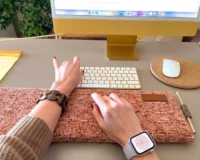 Découvrez la posture d'écriture idéale pour éviter les douleurs au bureau. repose poignet design coudoussin confort