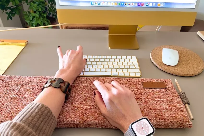 Découvrez la posture d'écriture idéale pour éviter les douleurs au bureau. repose poignet design coudoussin confort