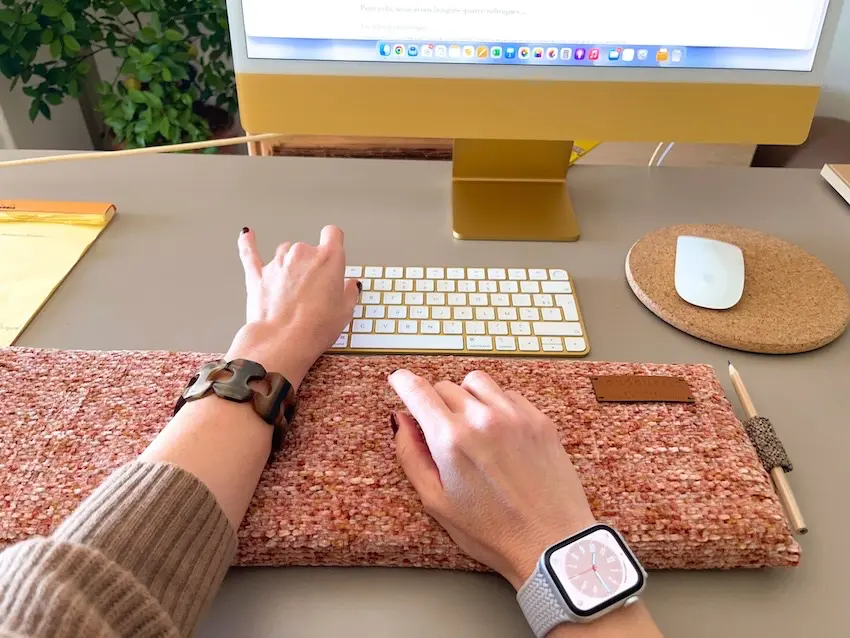 Découvrez la posture d'écriture idéale pour éviter les douleurs au bureau. repose poignet design coudoussin confort