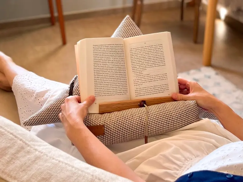 Guides pratiques confort de lecture : postures, ergonomie, coussin de lecture design. Découvrez le samoussin made in France par Aricomagic.