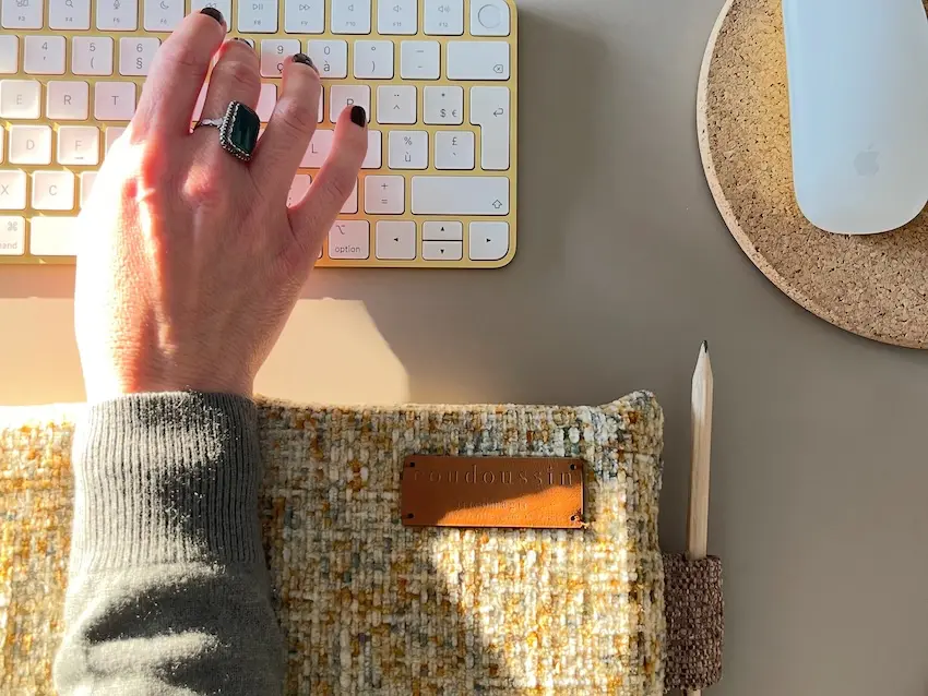 Conseils d'experts pour l'ergonomie au bureau. Postures, repose-poignet, télétravail. Découvrez le coudoussin ergonomique made in France.