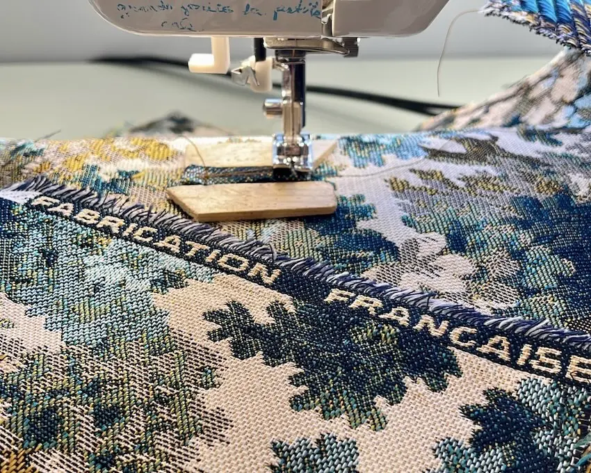 À l'atelier Aricomagic dans le Var : fabrication artisanale made in France. Coussins de lecture samoussin, décoration fertile, savoir-faire provençal.