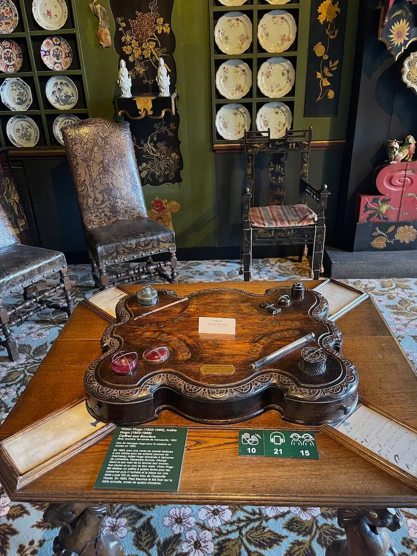 Coffret aux quatre encriers Victor Hugo - Vivre comme Victor Hugo Place des Vosges revue Aricomagic