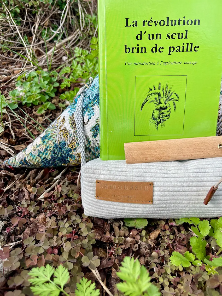 La révolution d'un seul brin de paille et le port-livre samoussin Voltaire - Aricomagic