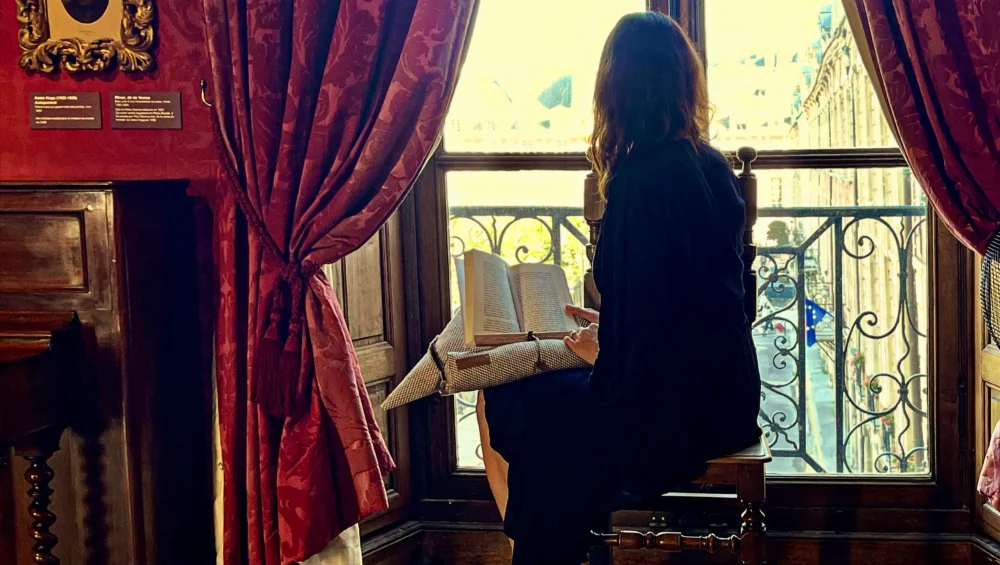 Visite de la Maison de Victor Hugo place des Vosges avec notre coussin de lecture Samoussin Hugo. À la découverte de l'écrivain décorateur