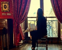 Visite de la Maison de Victor Hugo place des Vosges avec notre coussin de lecture Samoussin Hugo. À la découverte de l'écrivain décorateur