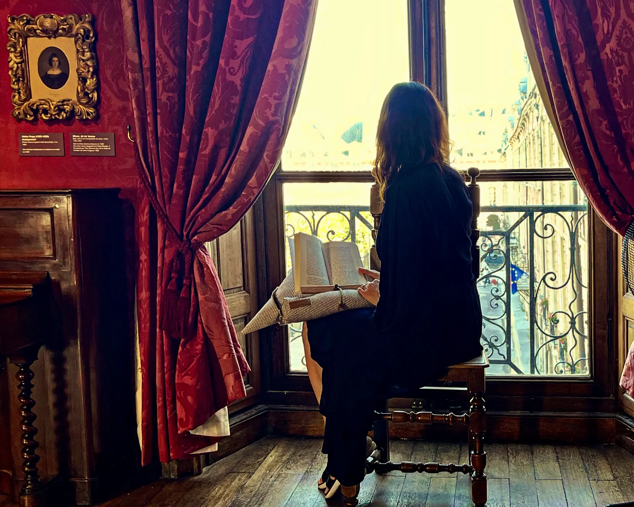 Visite de la Maison de Victor Hugo place des Vosges avec notre coussin de lecture Samoussin Hugo. À la découverte de l'écrivain décorateur