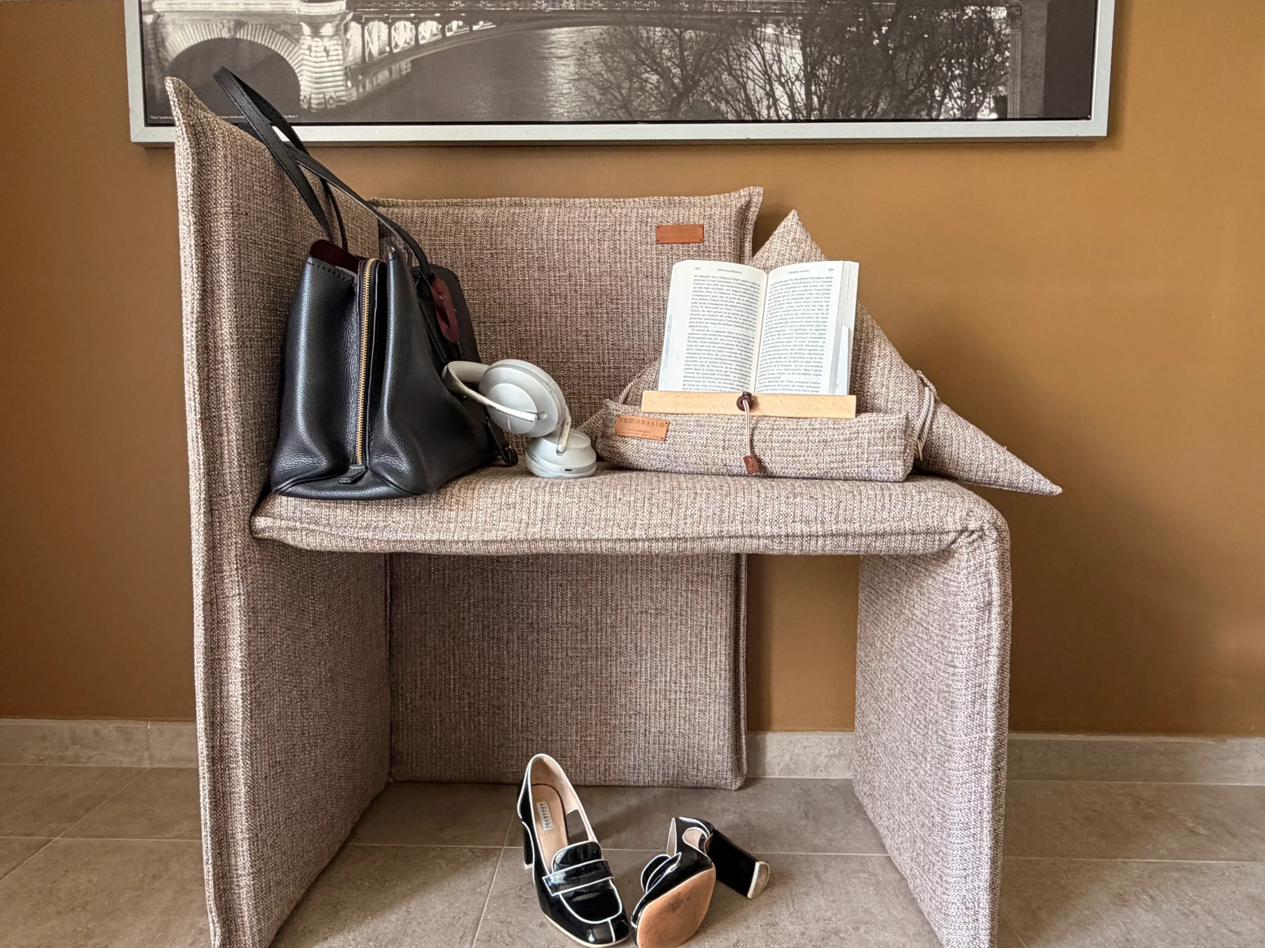 Lire au Lit, fauteuil, train, bain ou jardin : comment choisir le bon format et le bon confort pour lire partout ? Le guide pratique d'aricomagic.