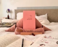 Découvrez l'univers d'Anaïs Nin. Entre journal intime et mensonges, explorez son œuvre avec le Samoussin Nin, porte-livre Aricomagic.