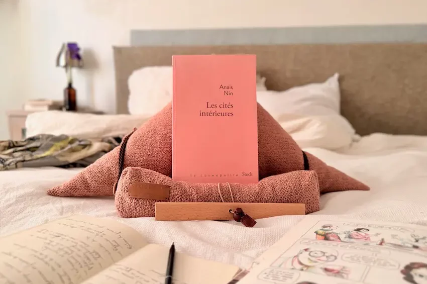 Découvrez l'univers d'Anaïs Nin. Entre journal intime et mensonges, explorez son œuvre avec le Samoussin Nin, porte-livre Aricomagic.