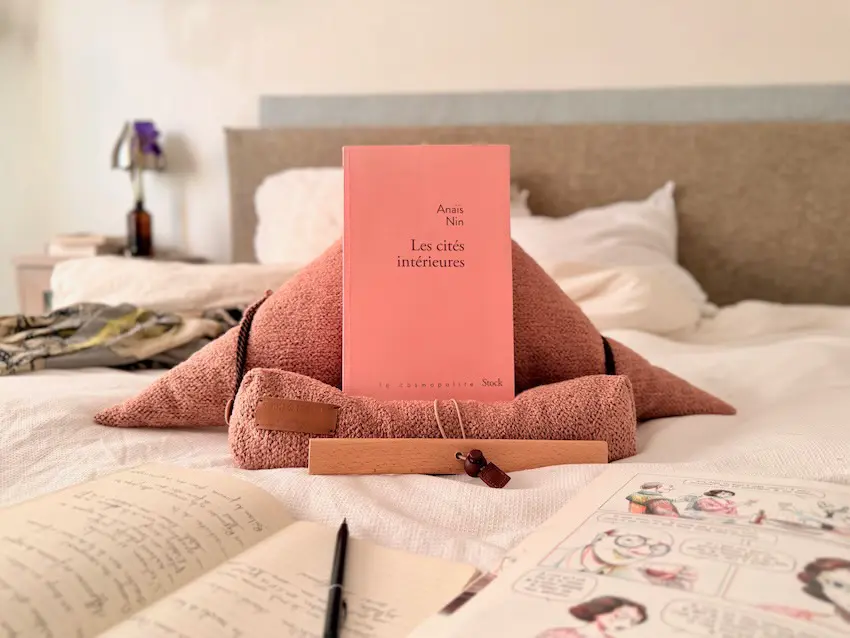 Découvrez l'univers d'Anaïs Nin. Entre journal intime et mensonges, explorez son œuvre avec le Samoussin Nin, porte-livre Aricomagic.