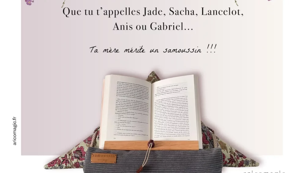 Cadeau fête des mères pour une maman qui aime lire : le coussin pour livre Samoussin fabriqué en France beau et utile, carte cadeau dès 35 €.
