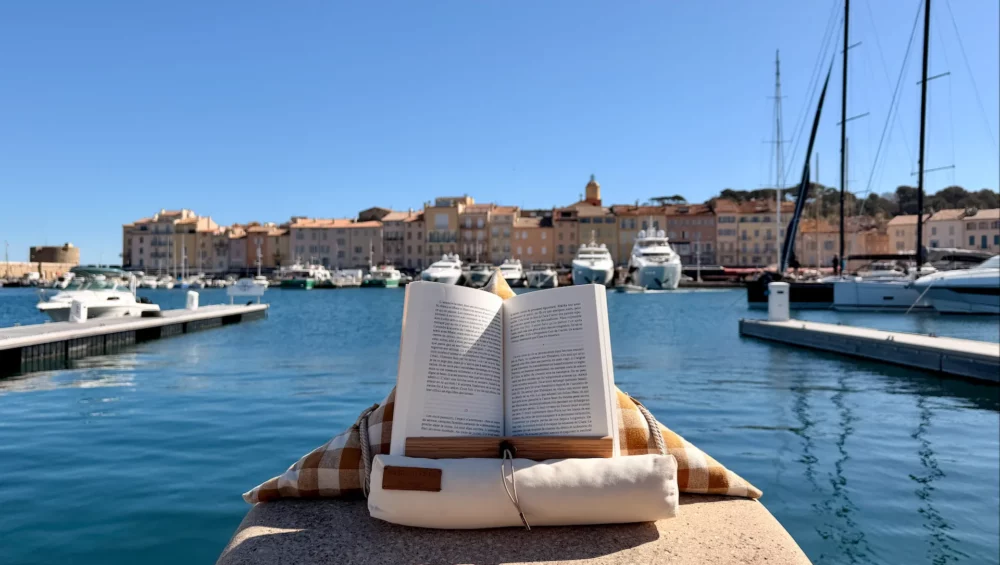 Saint-Tropez, samoussin Sagan, vichy et arrière-saison : pourquoi ce coussin de lecture fabriqué dans le Var sent encore l'été en septembre.