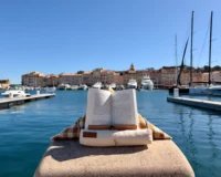 Saint-Tropez, samoussin Sagan, vichy et arrière-saison : pourquoi ce coussin de lecture fabriqué dans le Var sent encore l'été en septembre.