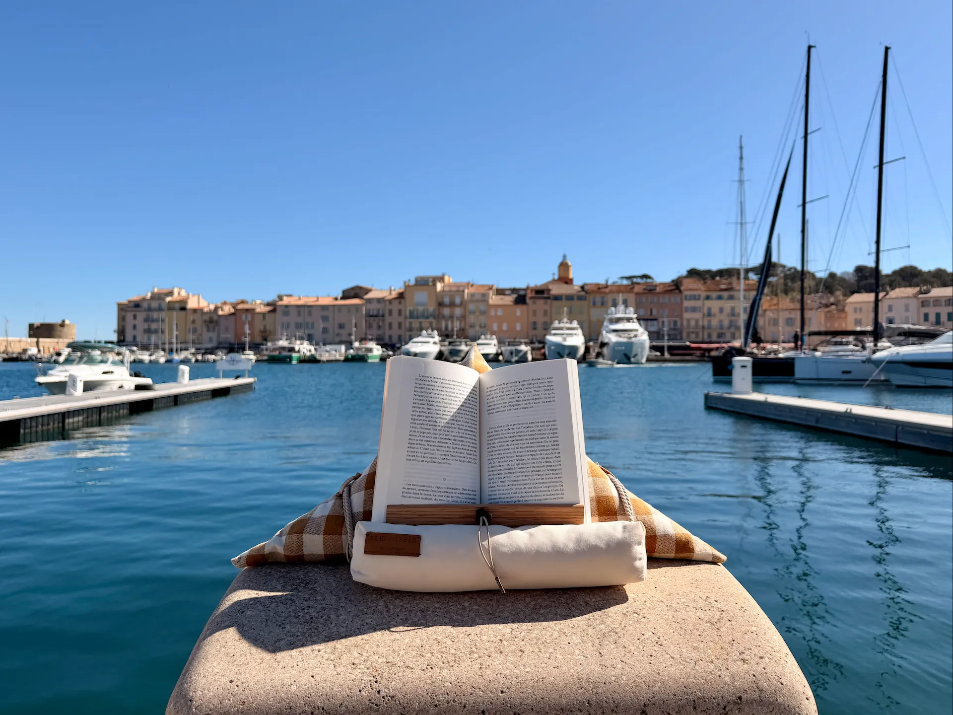 Saint-Tropez, samoussin Sagan, vichy et arrière-saison : pourquoi ce coussin de lecture fabriqué dans le Var sent encore l'été en septembre.