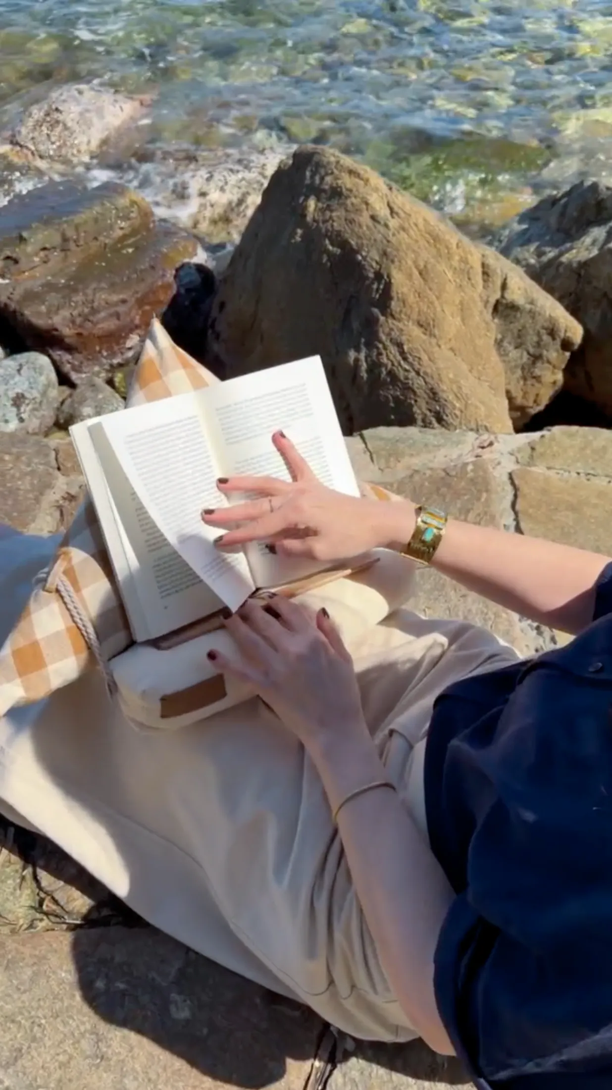 Coussin de lecture Samoussin Sagan en vichy plage de la Ponche Saint-Tropez