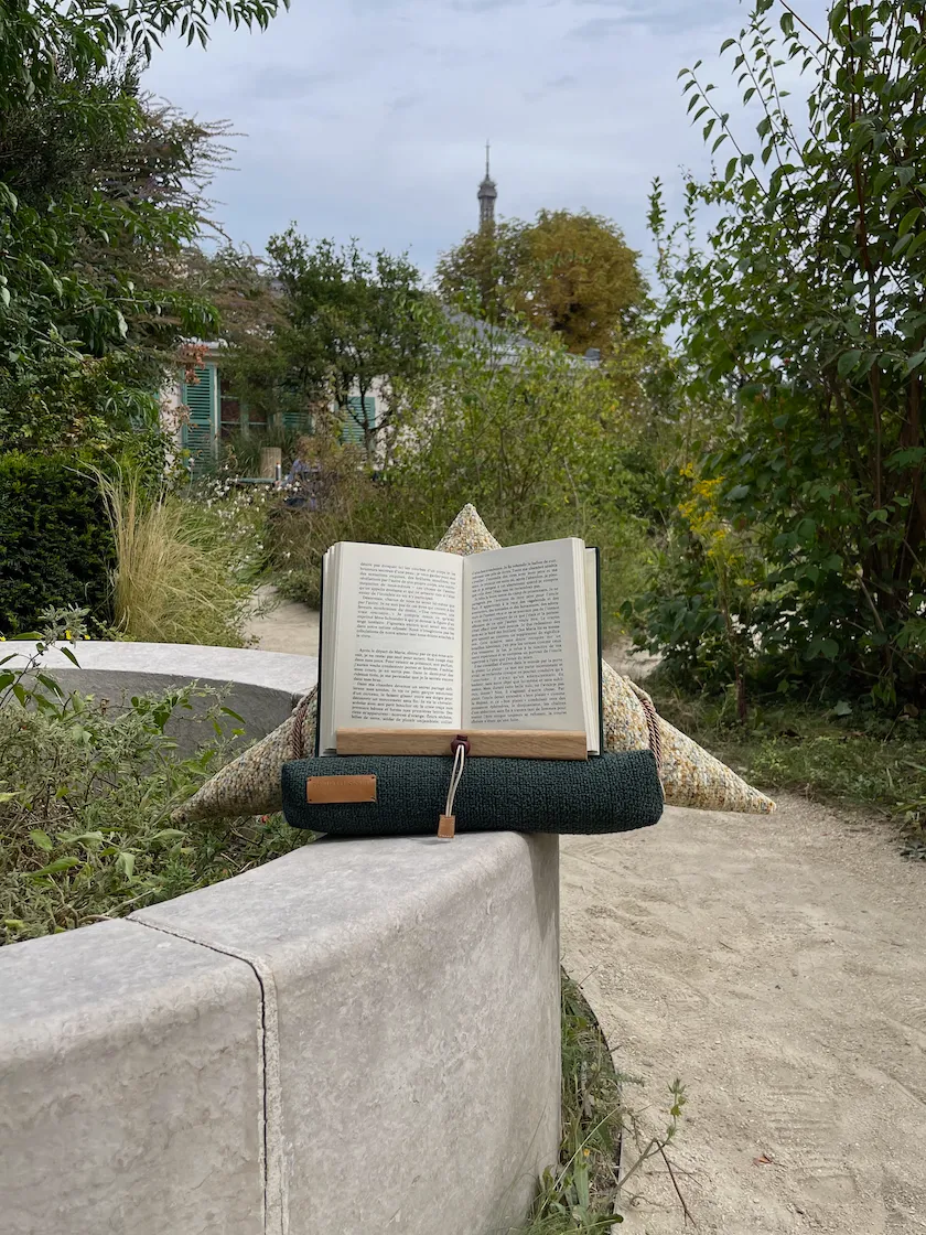 Porte-livre samoussin Balzac dans le jardin de la maison de Balzac à Paris avec vue sur le pavillon de la rue Raynouard
