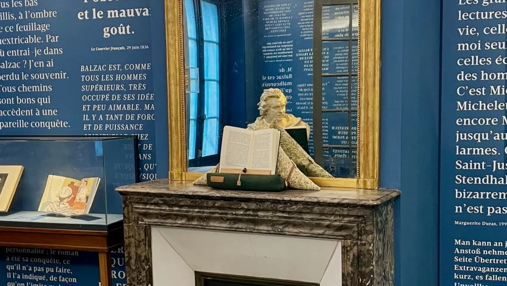 Samoussin Balzac posé sur une cheminée de la maison de Balzac à Paris, rue Raynouard
