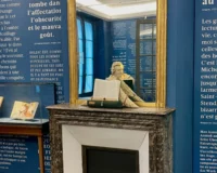 Samoussin Balzac posé sur une cheminée de la maison de Balzac à Paris, rue Raynouard