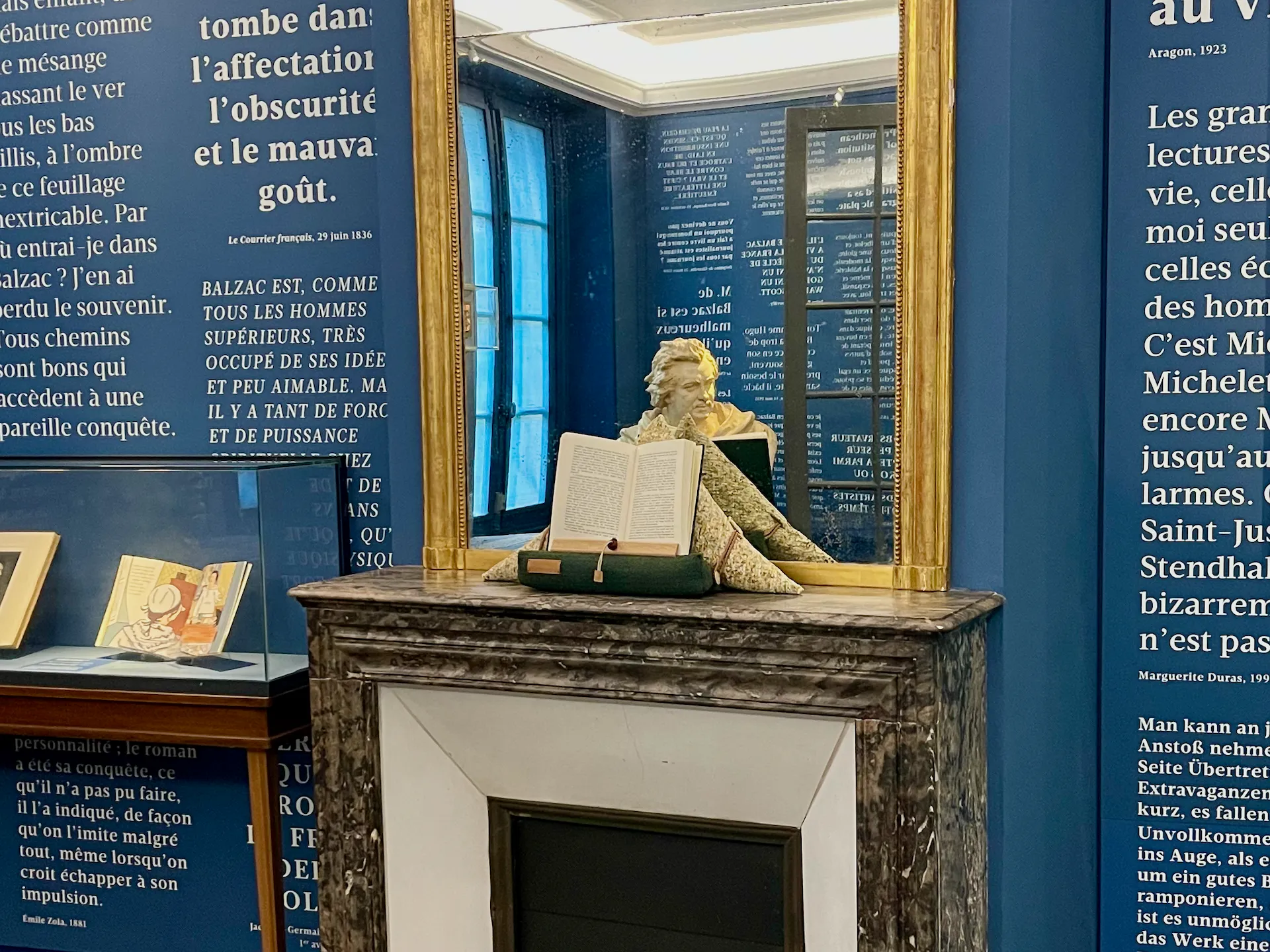 Samoussin Balzac posé sur une cheminée de la maison de Balzac à Paris, rue Raynouard